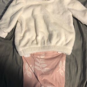 Jessica Simpson 3/6 month outfit. Worn once. It’s super fuzzy and cozy.